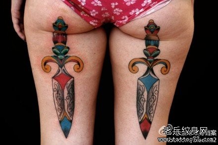 女性腿部潮流超酷的匕首纹身图片