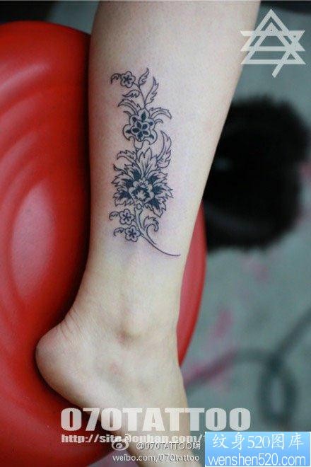 女人腿部唯美潮流的花卉藤蔓纹身图片