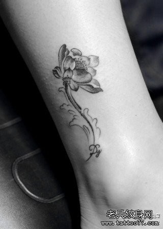 女人腿部潮流唯美的莲花纹身图片