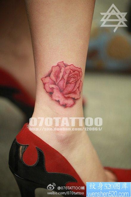 女人腿部潮流漂亮的彩色玫瑰花纹身图片