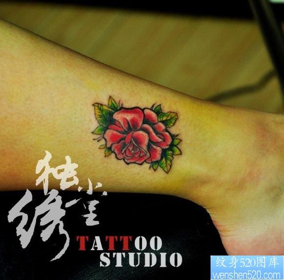 女人腿部小巧唯美的玫瑰花纹身图片