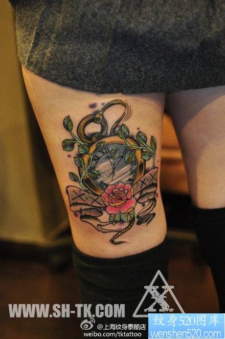 女人腿部经典潮流的怀表与玫瑰花纹身图片