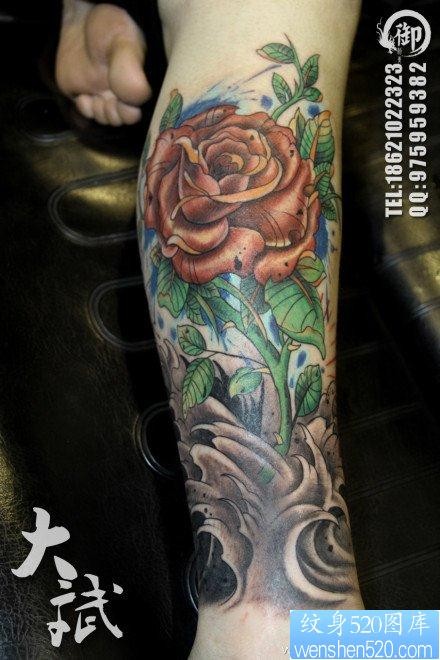腿部漂亮潮流的彩色玫瑰花纹身图片