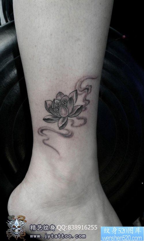 女人小腿唯美潮流的莲花纹身图片