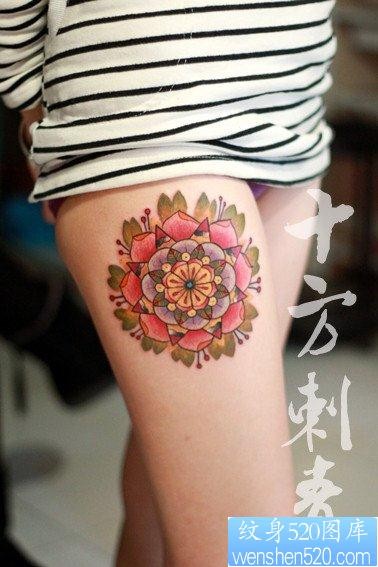 美女腿部漂亮流行的的花卉纹身图片