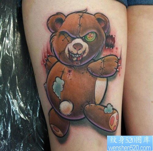 女人腿部潮流邪恶的一幅熊娃娃纹身图片