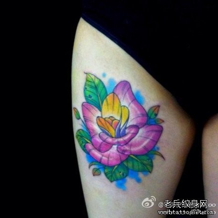 女人腿部精美漂亮的new school玫瑰花纹身图片