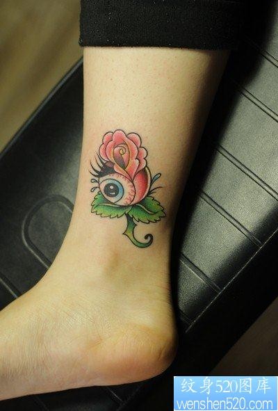 女人腿部小巧潮流的玫瑰花与眼睛纹身图片