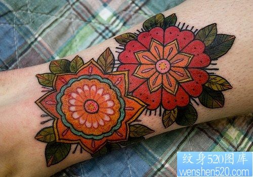 女人腿部漂亮潮流的old school花卉纹身图片