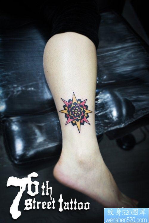 女人腿部唯美经典的图腾星星纹身图片