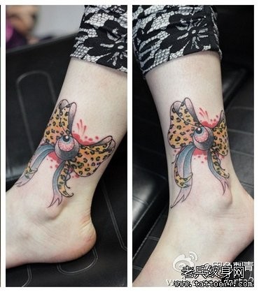 女人腿部精美流行的豹纹蝴蝶结纹身图片