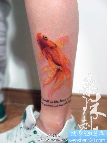 腿部漂亮好看的彩色小金鱼纹身图片