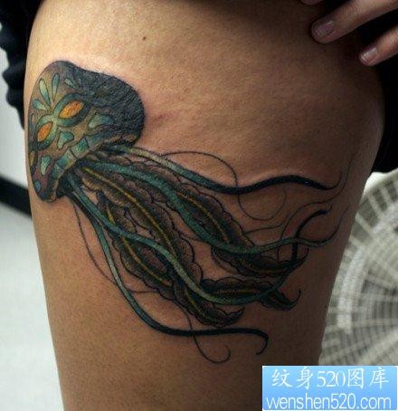 女人腿部潮流流行的水母纹身图片