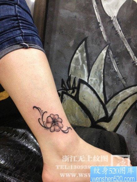 女人腿部小巧唯美的四叶草藤蔓纹身图片