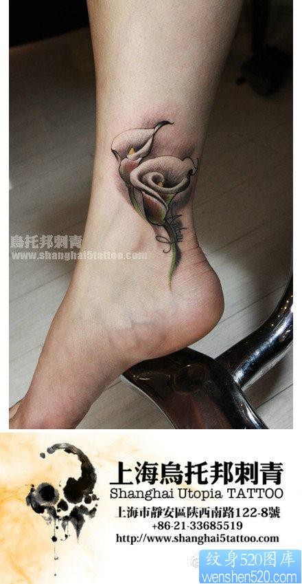 女人腿部唯美的马蹄莲花纹身图片