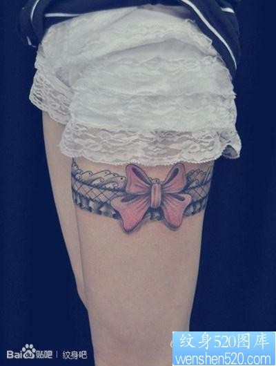 女人腿部唯美潮流的蕾丝蝴蝶结纹身图片