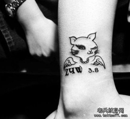 女人腿部可爱潮流的图腾猫咪纹身图片