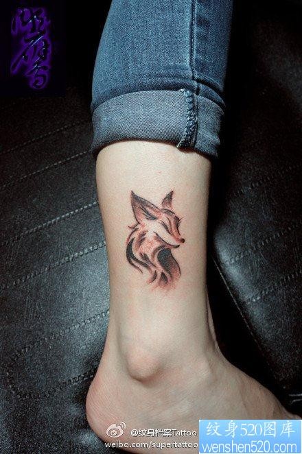 女人腿部可爱的小狐狸纹身图片