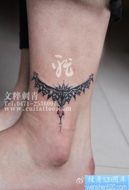 女人腿部小巧潮流的藤蔓纹身图片