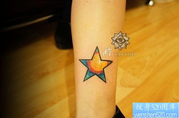 女人腿部漂亮精美的彩色星空五角星纹身图片
