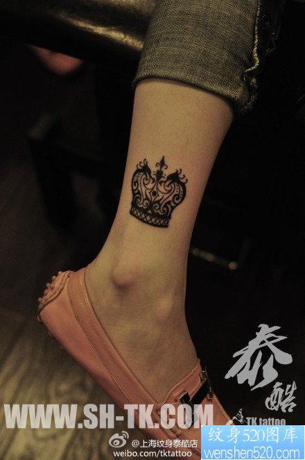 女人腿部漂亮潮流的图腾皇冠纹身图片