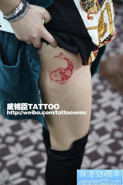 女人腿部好看的图腾鱼纹身图片