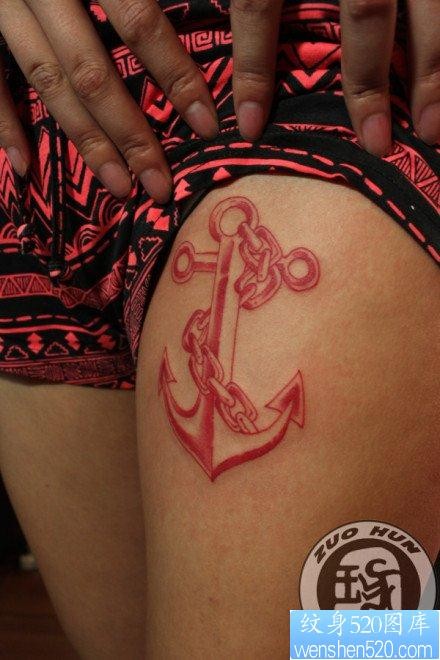 女人腿部唯美的彩色船锚纹身图片