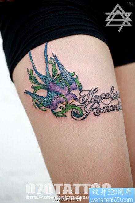 女人大腿部好看的彩色小燕子与字母纹身图片
