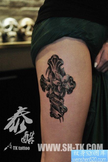 女人腿部经典时尚的十字架纹身图片