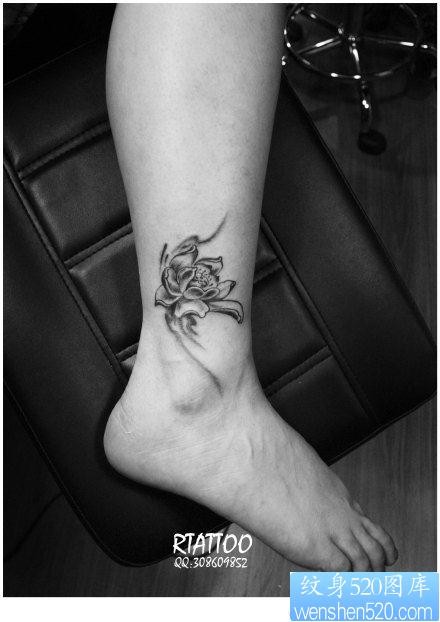 女人腿部唯美的黑白莲花纹身图片