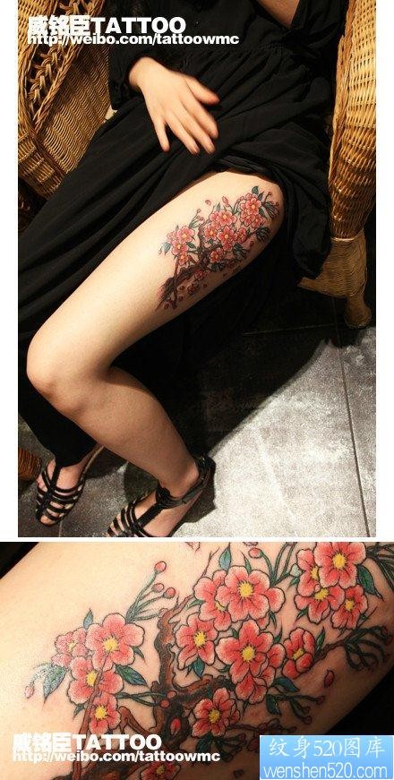 女人腿部唯美漂亮的桃花纹身图片