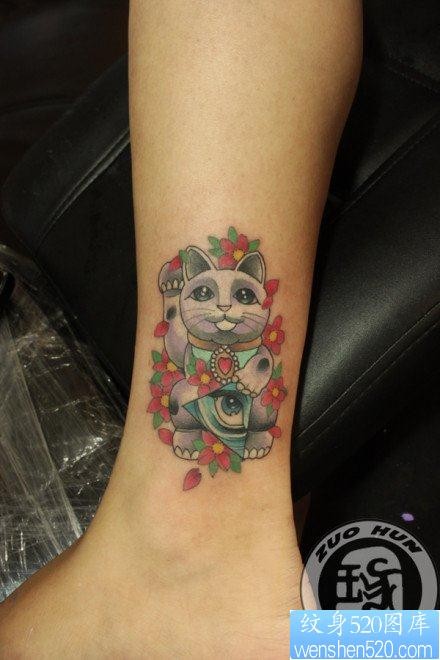 女孩子腿部可爱潮流的招财猫纹身图片