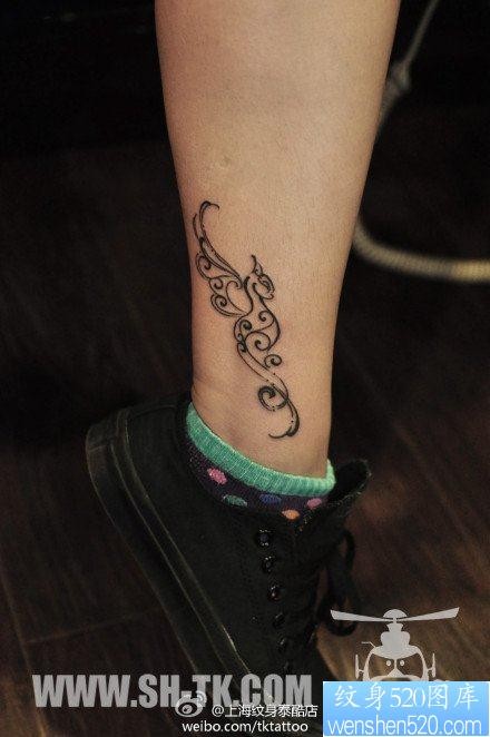 女人腿部时尚可爱的图腾猫纹身图片