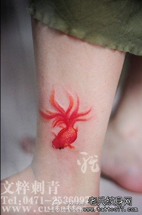 女人腿部彩色小金鱼纹身图片