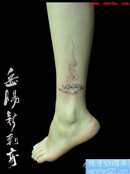女人腿部唯美清晰的莲花纹身图片