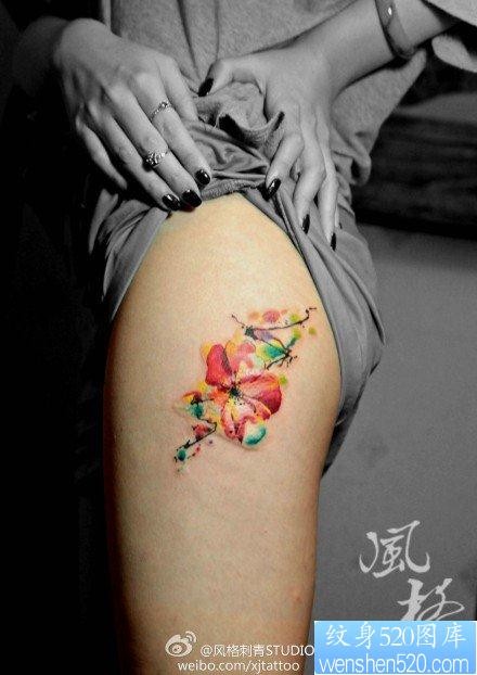 女人腿部唯美漂亮的彩色喷墨花卉纹身图片