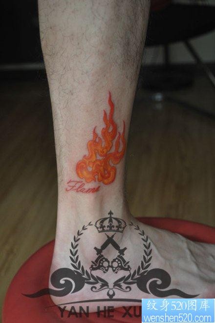 女人腿部时尚经典的彩色火焰纹身图片