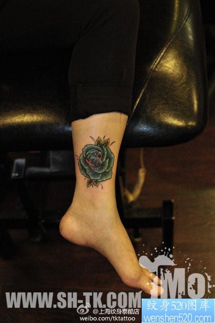 女人腿部时尚精致的玫瑰花纹身图片