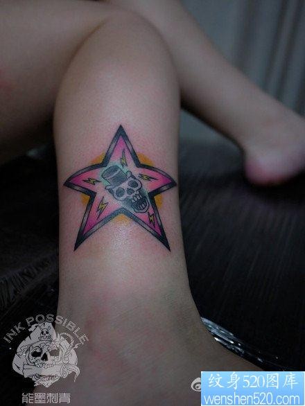 女人腿部精美漂亮的五角星与骷髅纹身图片