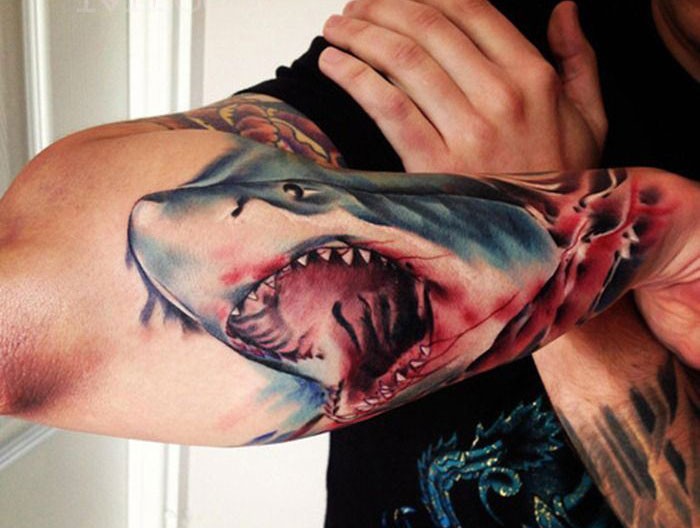 手部简单时尚的鲨鱼纹身图片