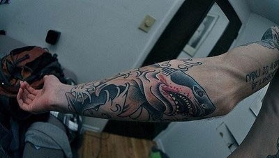 手部简单时尚的鲨鱼纹身图片