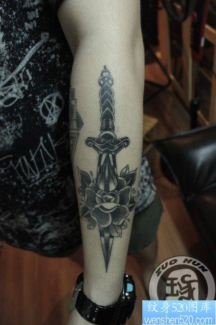 女人腿部时尚经典的黑白匕首纹身图片