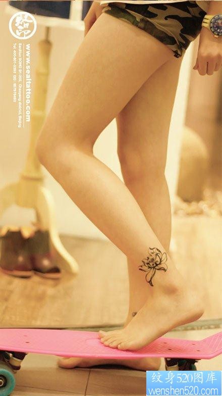 女人腿部潮流时尚的图腾莲花纹身图片