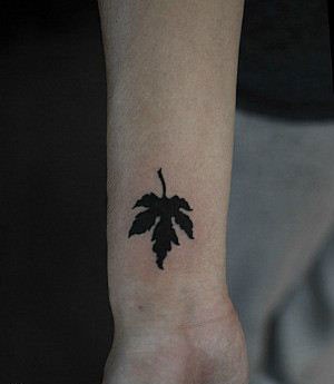 一组小清新树叶纹身图片