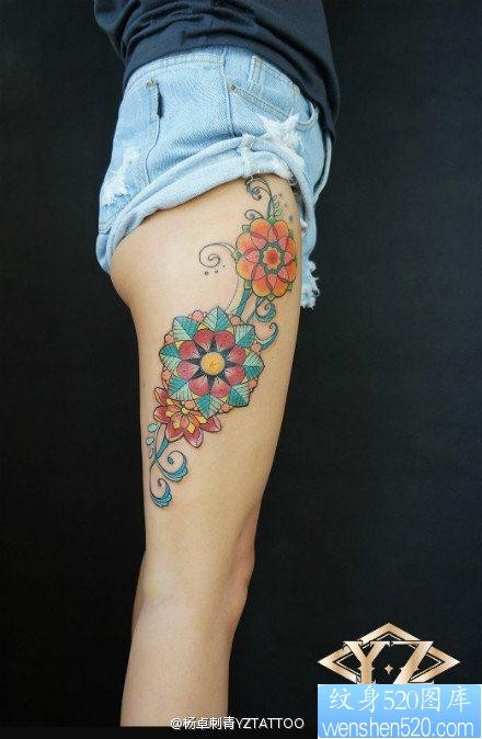 女人腿部漂亮时尚的花卉藤蔓纹身图片