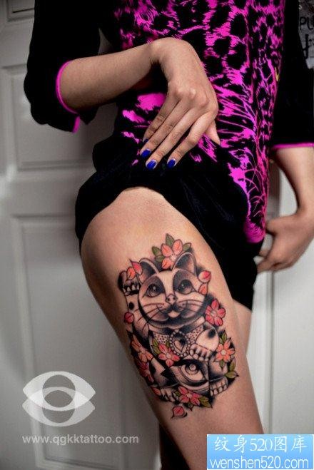 美女大腿时尚潮流的招财猫纹身图片