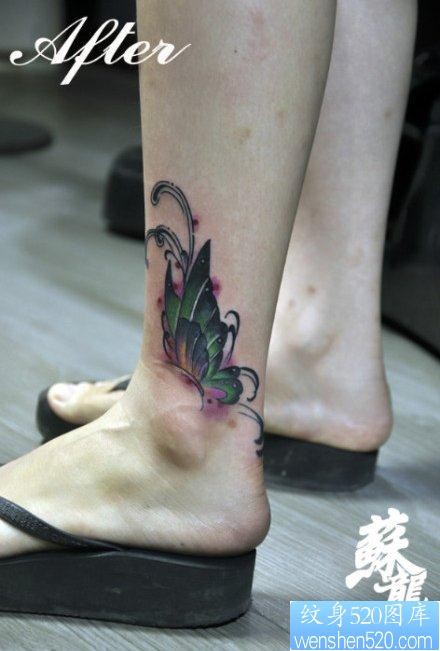 女人小腿漂亮时尚的彩色蝴蝶纹身图片