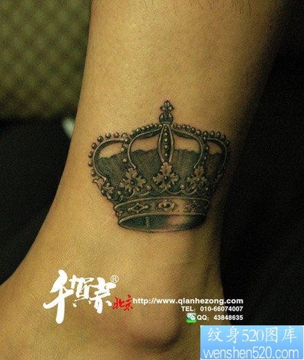 女人小腿处时尚经典的黑白皇冠纹身图片