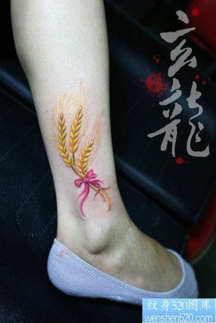 女人腿部时尚经典的麦穗纹身图片