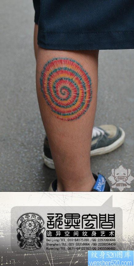 男生腿部迷幻的彩色图腾纹身图片